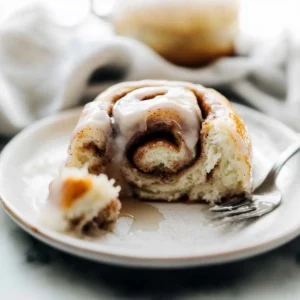 Fluffy Cinnamon Rolls with Creamy Glaze